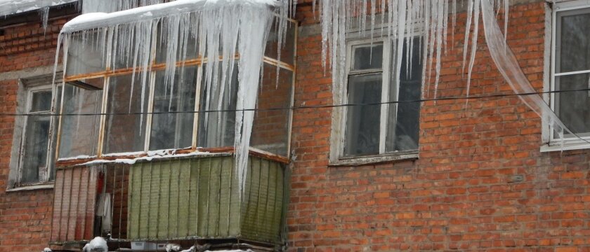 Огромные сосульки висят на крыше дома, Ивантеевка, Московская область