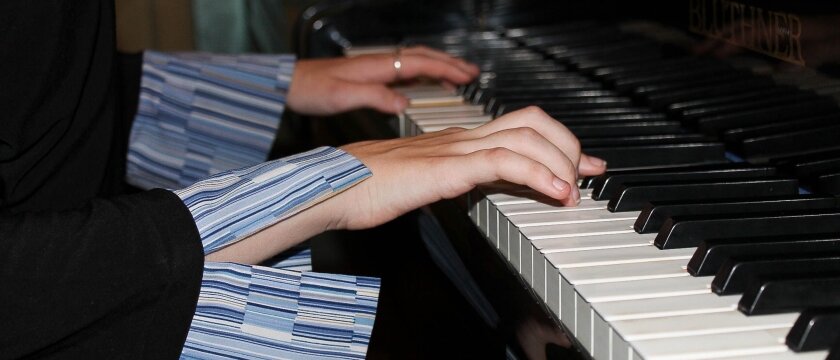Девочка играет за роялем, детская музыкальная школа, Подмосковье