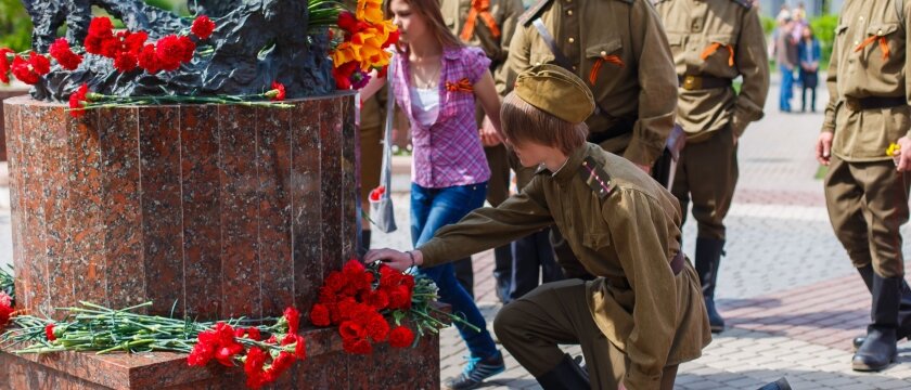 Возложение цветов у мемориала "Не вернувшимся с войны", Ивантеевка, Московская область