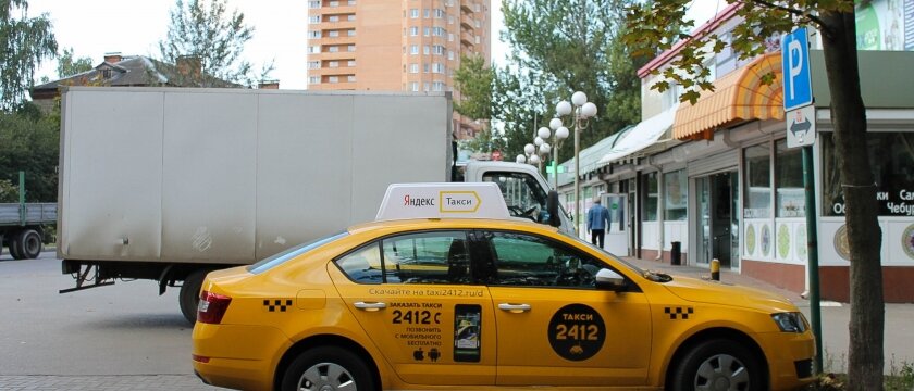 Автомобиль "Яндекс.Такси" стоит на парковке, Ивантеевка, Московская область