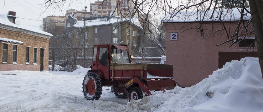 Трактор расчищает дорогу от снега, Ивантеевка, Московская область