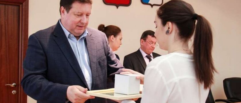 Глава Ивантеевки Сергей Гриднев вручает награды, Подмосковье
