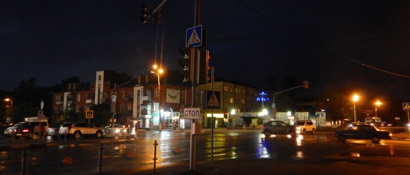 На фото Первомайская площадь в Ивантеевке, темно и не работает светофор, который сломался после дождя 13 августа 2015 года