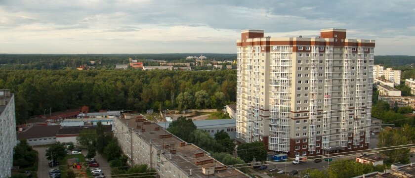 На фотографии новостройка стоит на расстоянии примерно 120 метров от леса, Подмосковная Ивантеевка