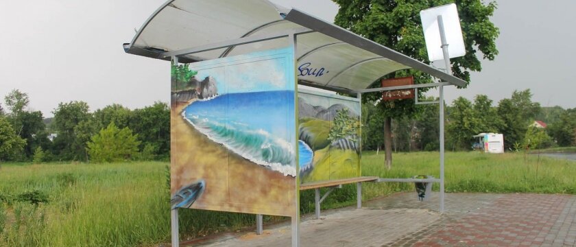 Рисунок на торце автобусной остановки, пляж и море, лодка на песке, микрорайон Детская, Ивантеевка, Московская область