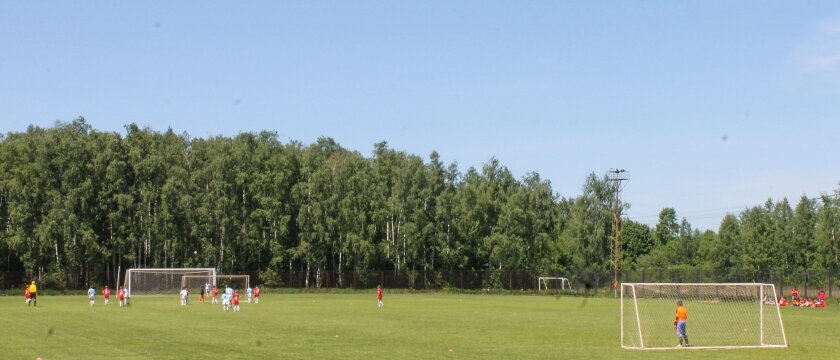 Спортивные новости Ивантеевки, футбол, футбольное поле на фоне леса, стадион «Труд» в Ивантеевке, Московская область