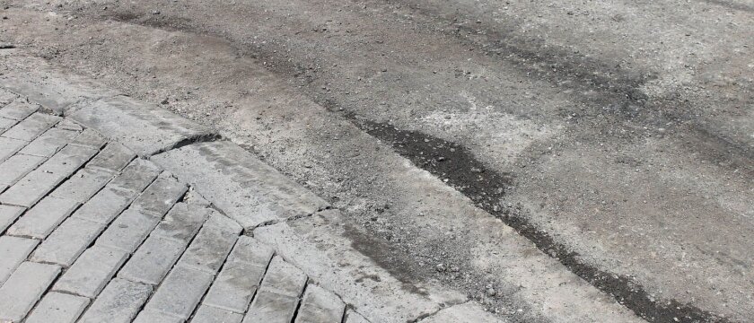 Участок дороги, с которого снят асфальт, подход к дороге в этом месте обустроен — наклон небольшой, Ивантеевка, Московская область