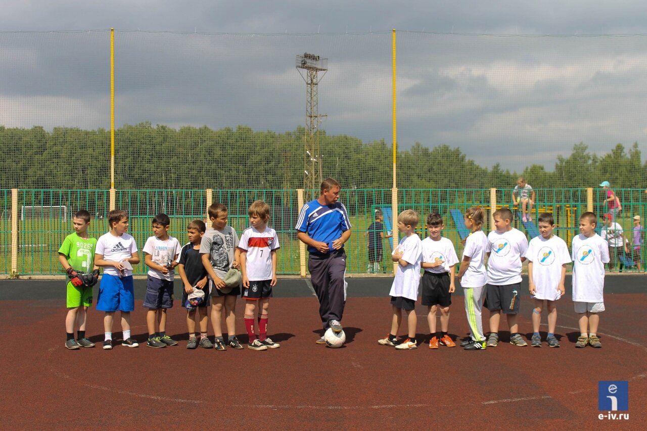 Детский футбол, в две шеренги стоят команды по 6 человек, посередине — тренер, сейчас начнется матч, Стадион «Труд», Ивантеевка