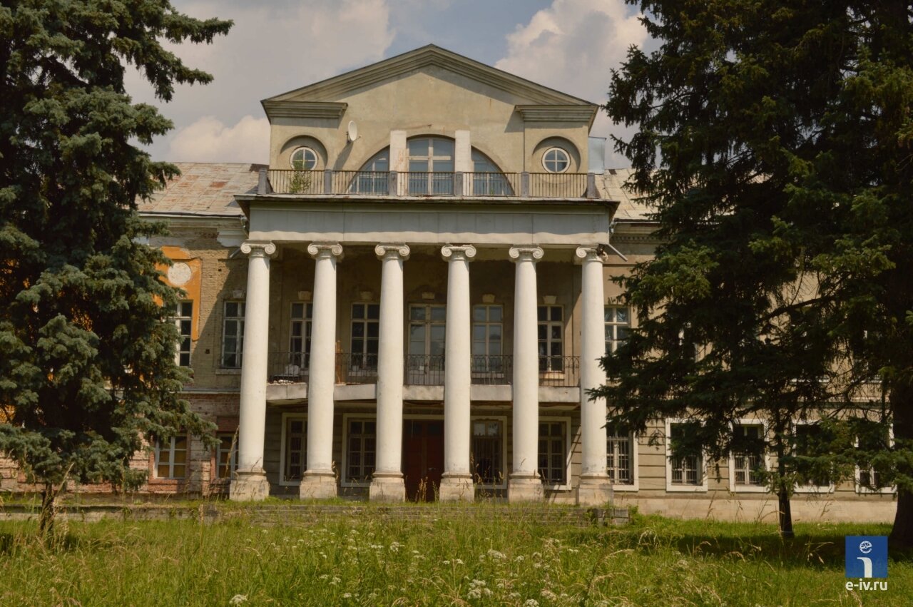 Усадьба "Суханово", главное здание, с другой стороны Московская область