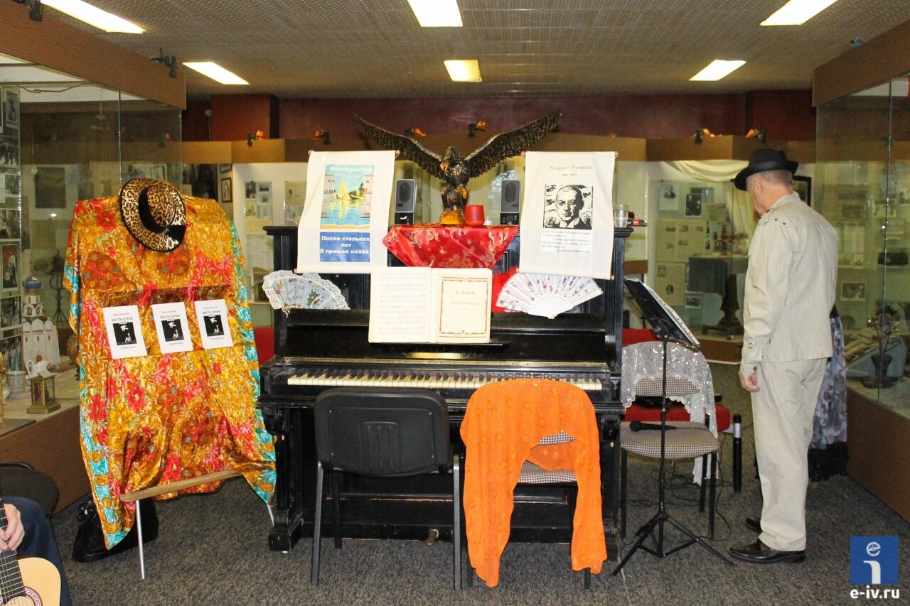 Фортепиано, плакаты, стенд – импровизированная сцена в историко-краеведческом музее Ивантеевки
