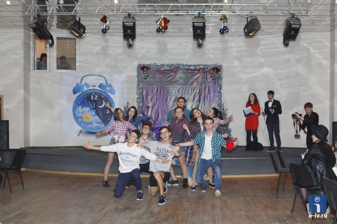 Молодые танцоры, юноши и девушки, новогодний бал в Ивантеевке