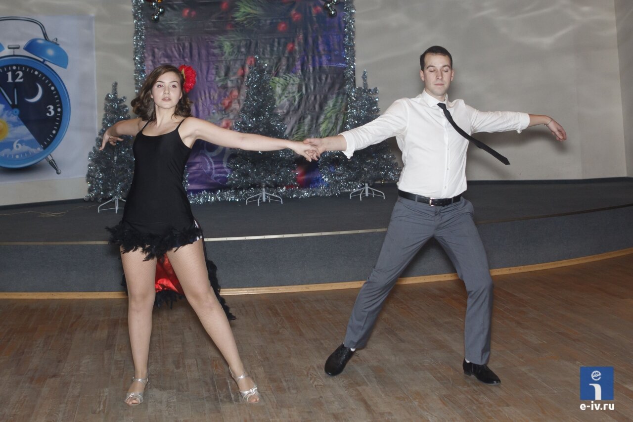 Молодая пара – юноша и девушка – исполняют бальный танец, ДК "Юбилейный", Ивантеевка 