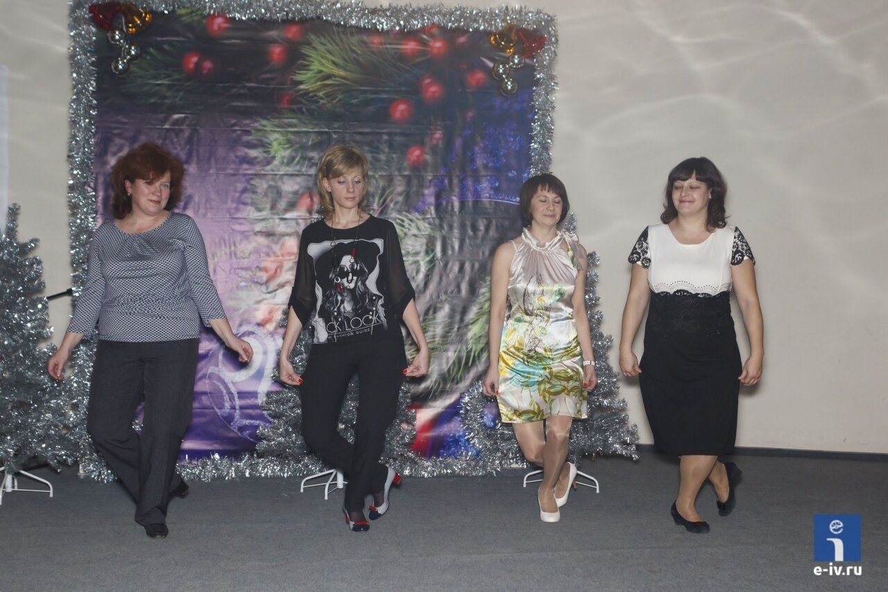 Четыре женщины танцуют на новогоднем балу для молодежи Ивантеевки