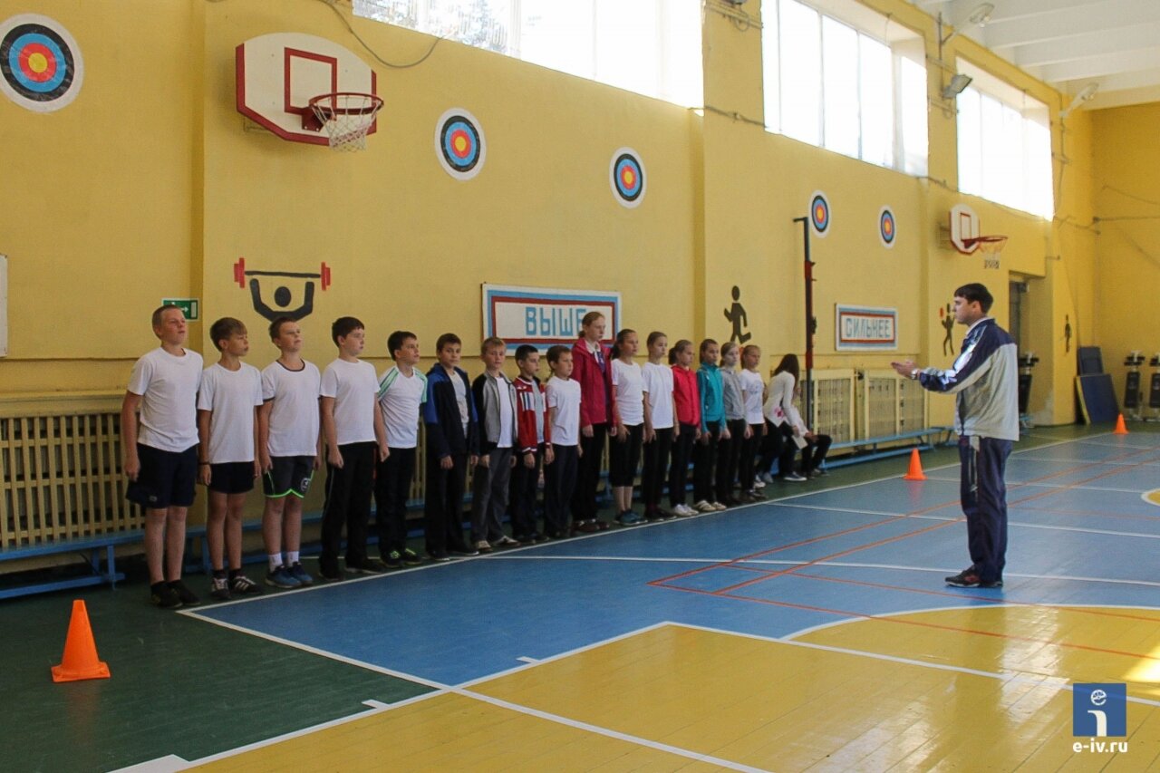 Урок физической культуры, спортивный зал 6-й школы, справа Владимир Бахтояров