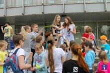 Девушки из молодёжного парламента Ивантеевки раздают светоотражающие браслеты, дети и взрослые разбирают браслеты и листовки
